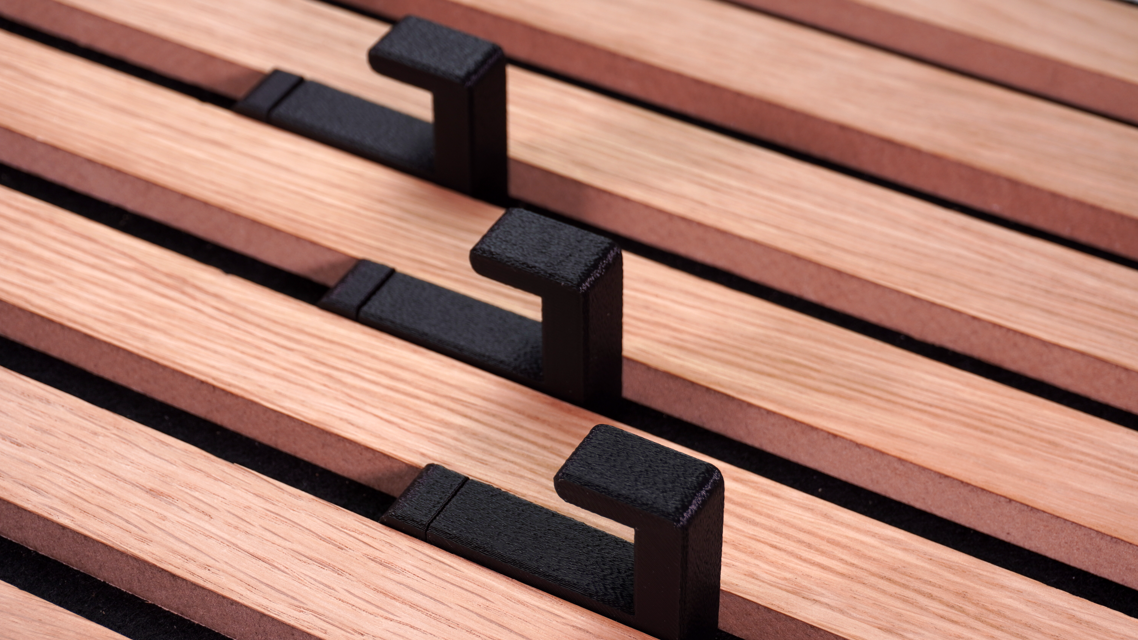 Haken für Akustikplatten – L-Form – Pin-Lock – ohne Bohren